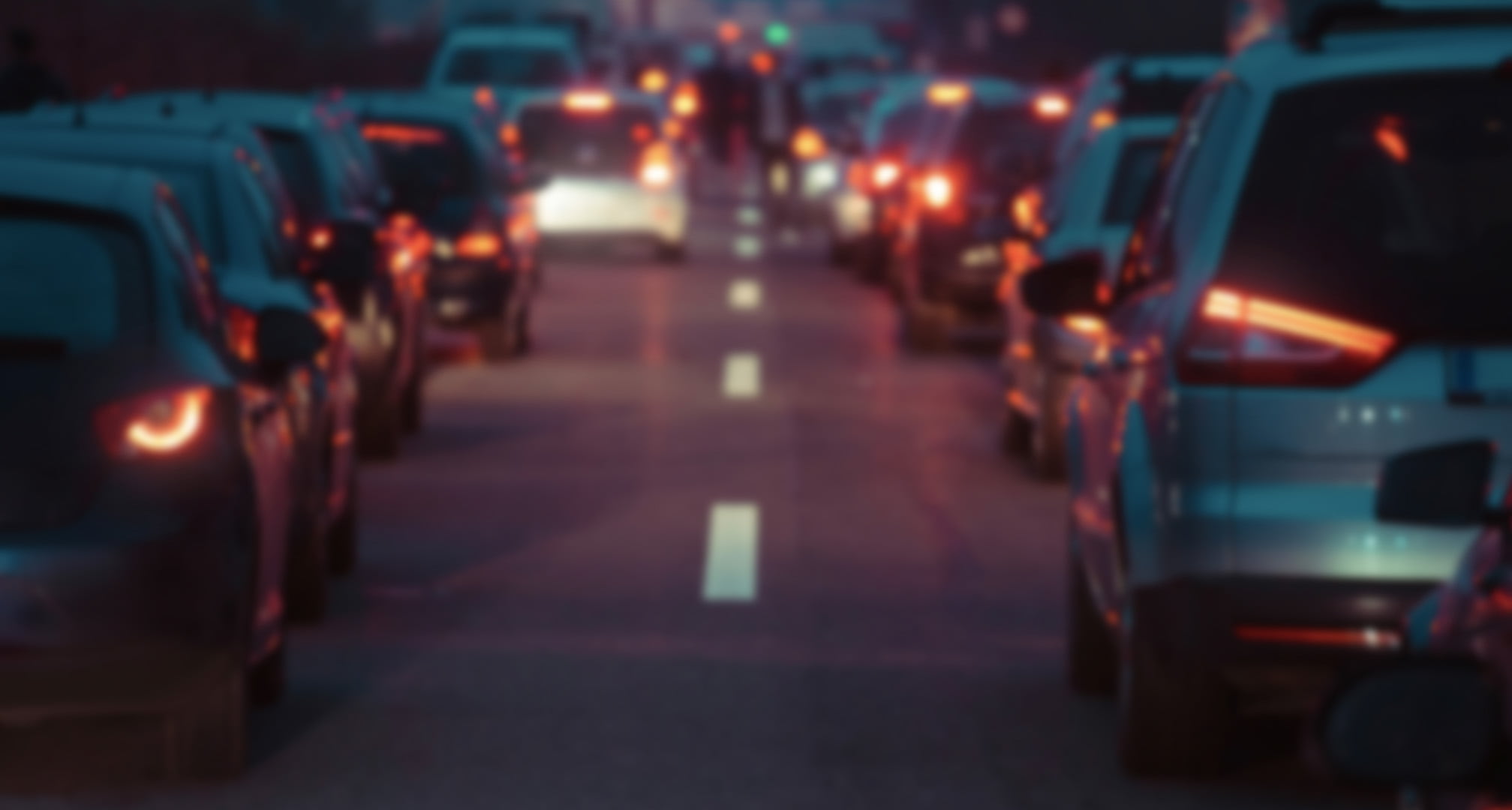 Les feux arrière d'une voiture sont flous la nuit en raison d'un astigmatisme (gauche). Feux arrière de voiture clairs de nuit vus par un œil normal (droite).