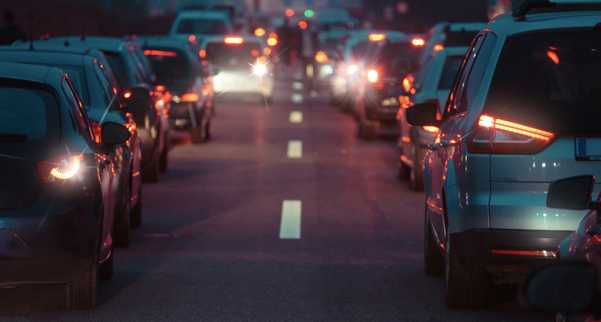 Motif étoilé provenant du centre des feux arrière d'une voiture la nuit, causé par un astigmatisme (à gauche). Feux arrière clairs d'une voiture la nuit, vus par un œil normal (à droite)