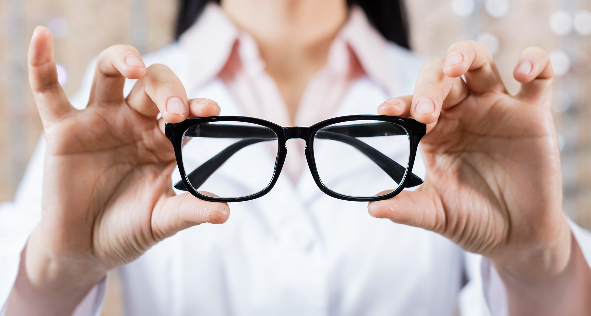 lunettes noires en main