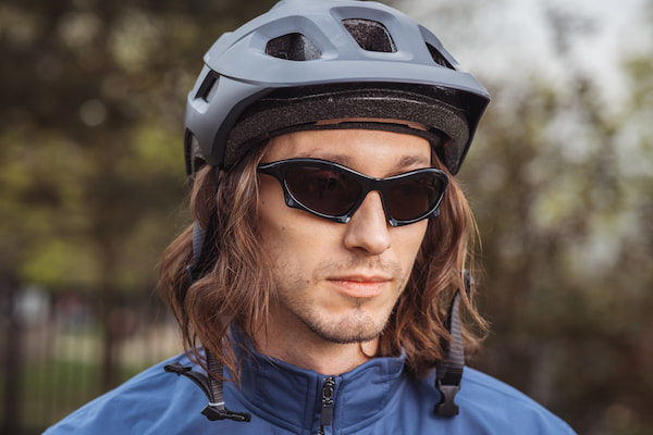 Jeune homme portant des lunettes de soleil de sport au look futuriste