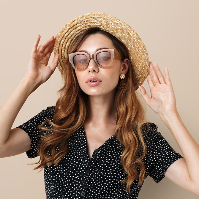 Jeune femme portant de grandes lunettes de soleil rétro