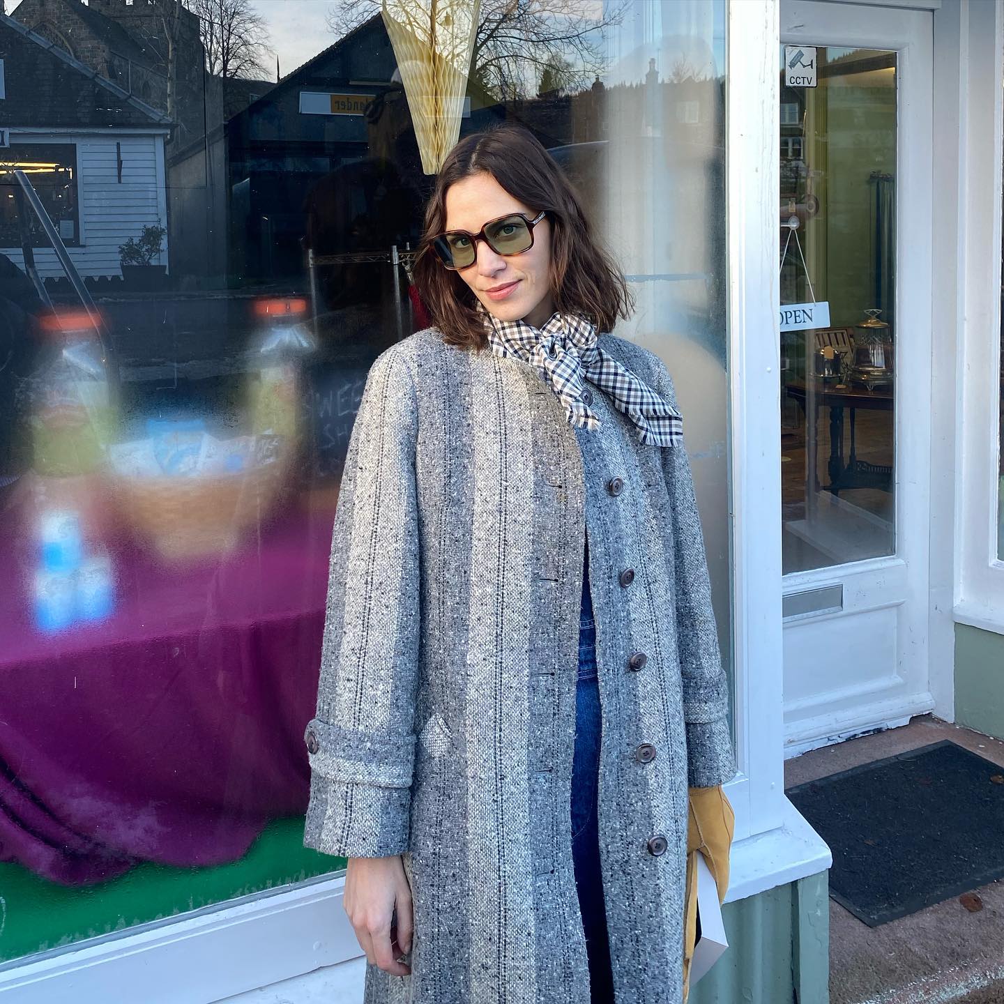 alexa chung porte un manteau bleu et des lunettes de soleil style années 70