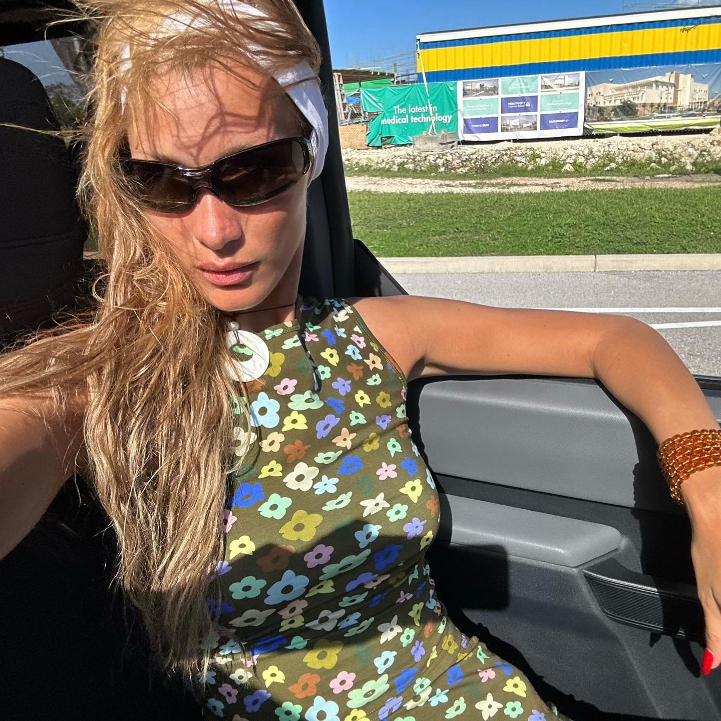 bella hadid avec des lunettes de soleil sport dans une voiture