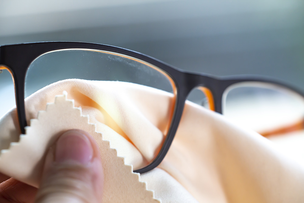 Nettoyez les verres de vos lunettes avec une microfibre anti-buée