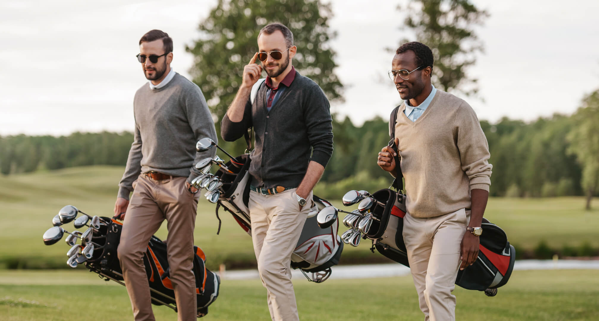 trois personnes jouant au golf avec des lunettes de soleil et des sacs de golf