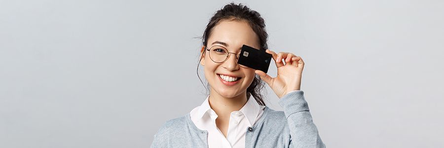 Femme portant des lunettes de soleil et tenant un téléphone avec un guide de lunettes de soleil