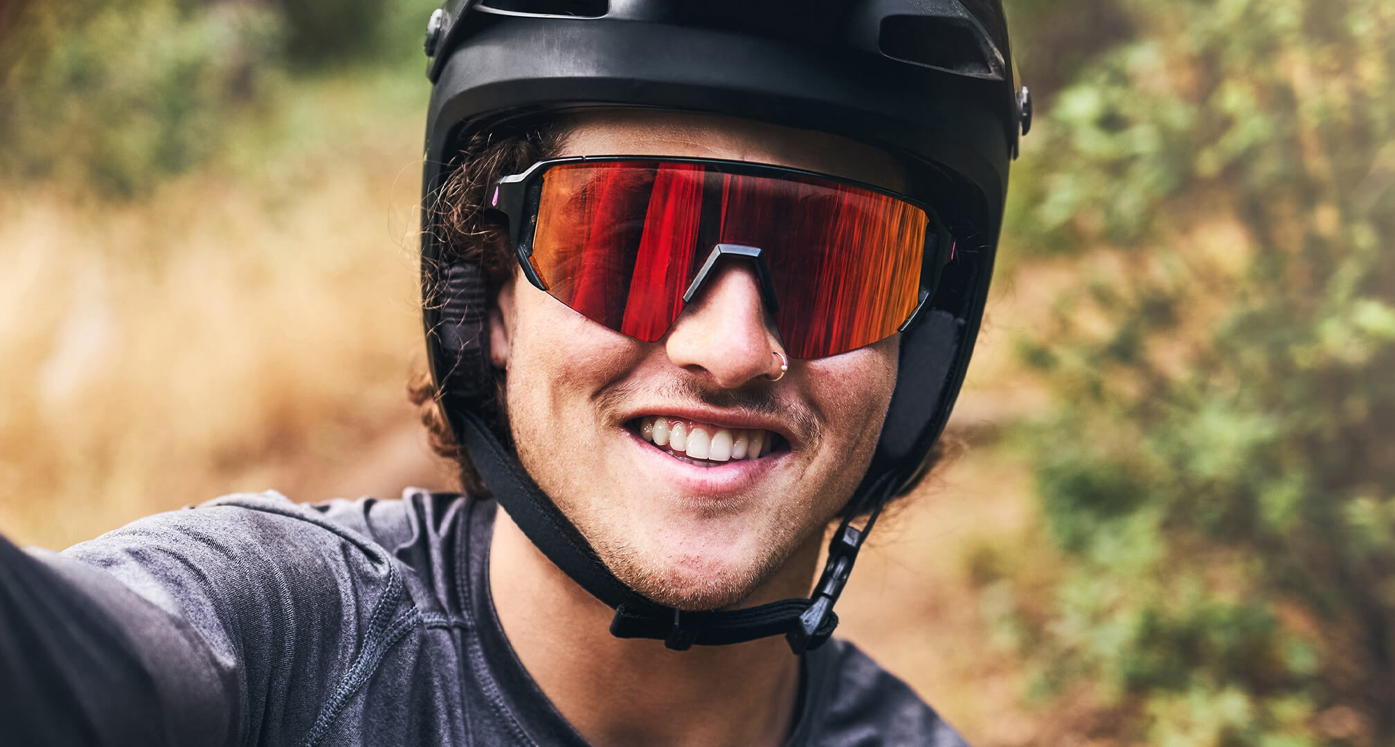 image en gros plan d'une personne portant un casque de vélo et des lunettes de soleil