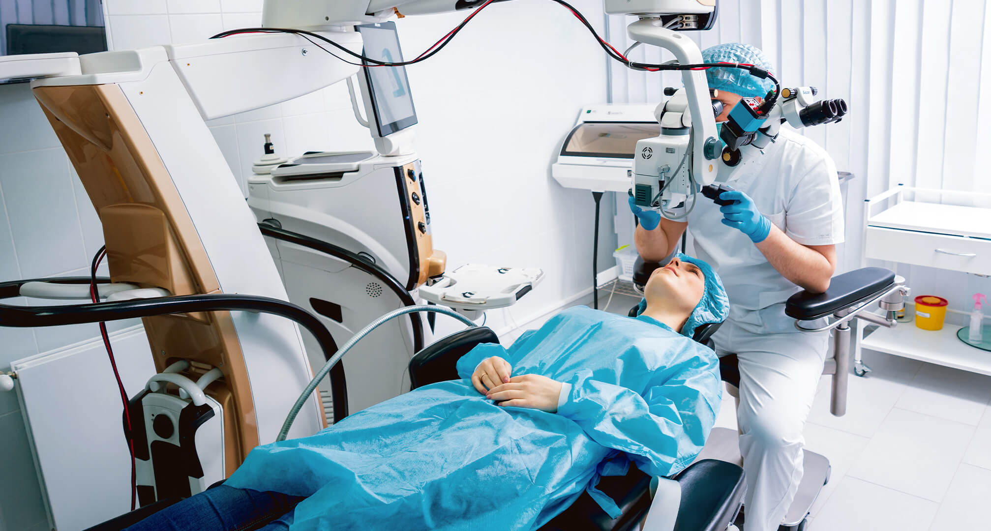 Ophtalmologue pratiquant une opération sur un patient.