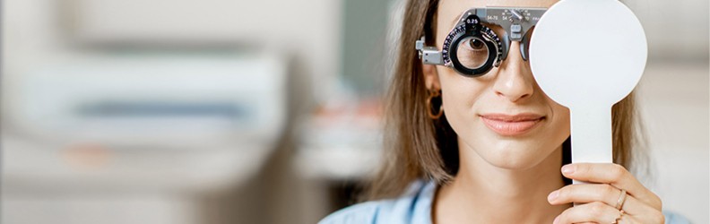 Ophtalmologue pratiquant une intervention chirurgicale
