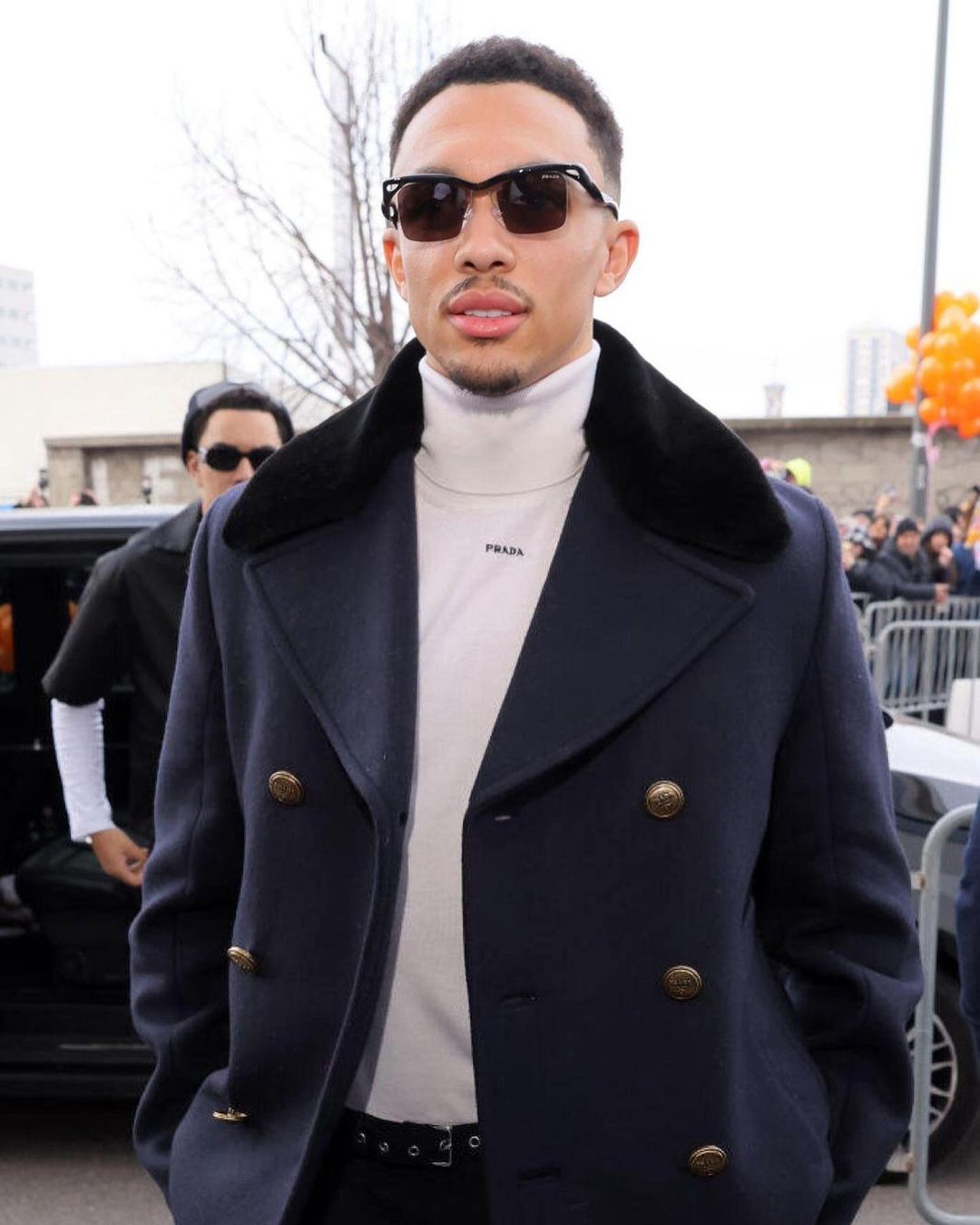 trent alexander-arnold à la fashion week de milan 2025 portant des lunettes de soleil